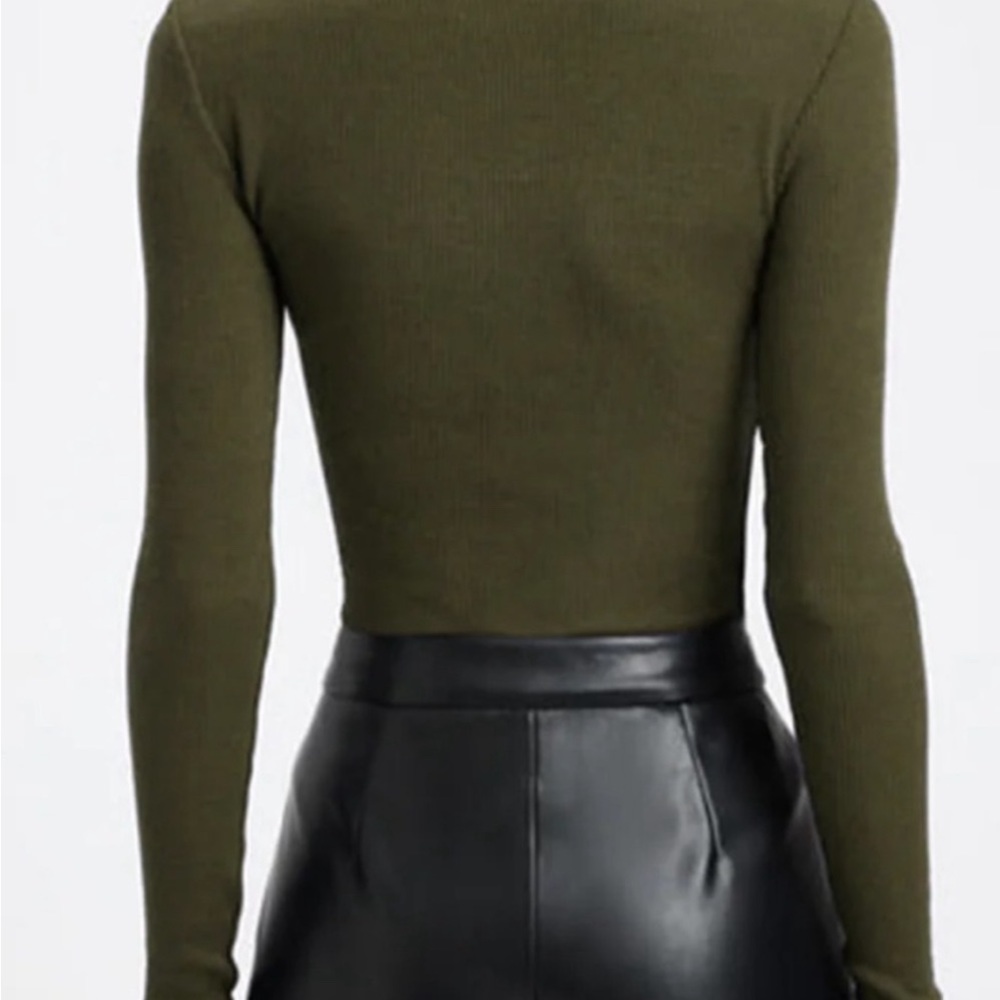 Diagonal Buttoned Key Hole Top - Picture 2 of 2